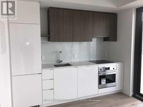 Building Photo - 161 Roehampton Ave