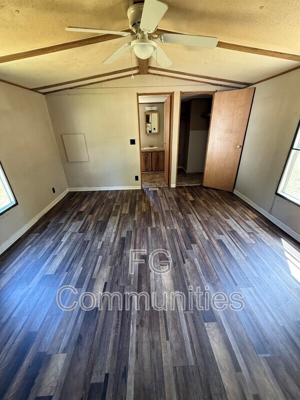 Foto del edificio - 3608 Shady Acres Ln