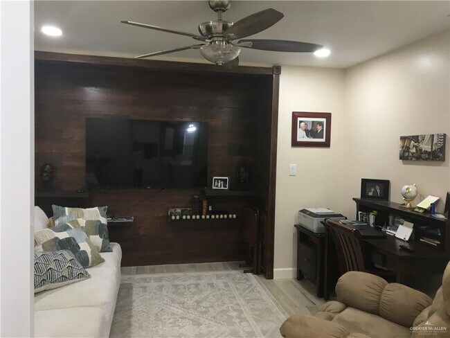 Foto del edificio - 22 Fern Ave W