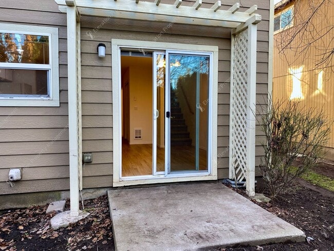 Building Photo - 2BR - 1.5BA Townhouse Living in the Heart of Redmond