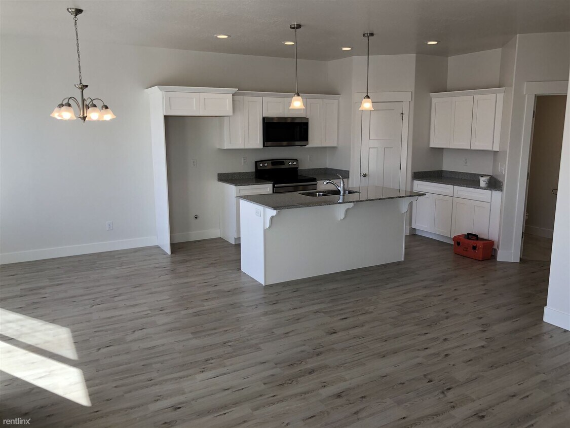Primary Photo - Room for Rent, 2.5 bath Townhome - 594 N 2...