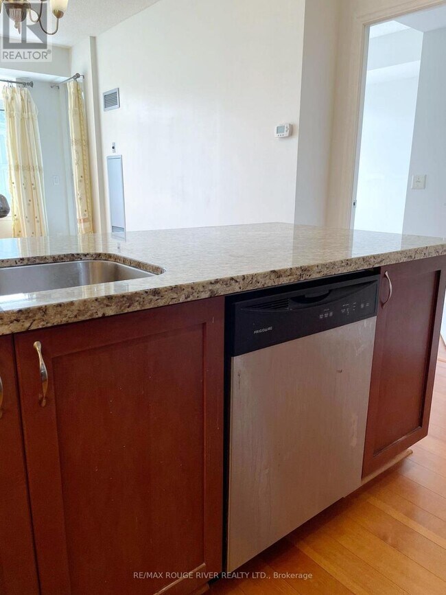 Photo du bâtiment - 111 Upper Duke Crescent