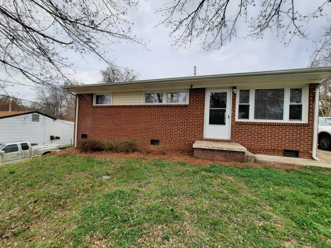 Primary Photo - 1217 Woodnell St Greensboro, NC 27405