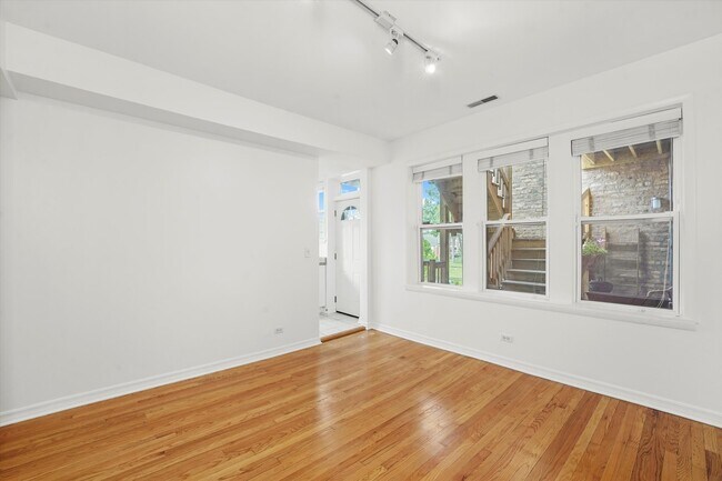 Foto del edificio - 4868 N California Ave