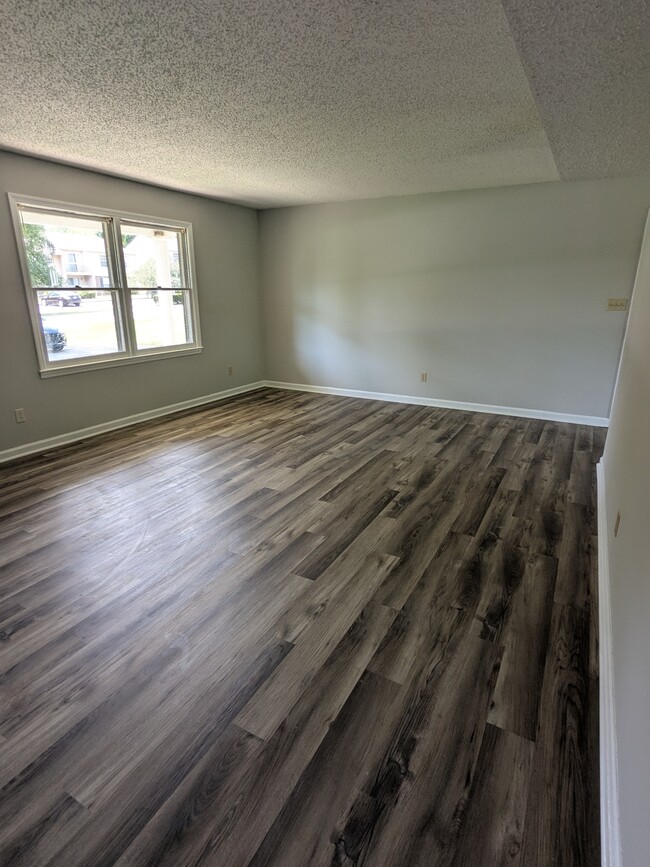 Building Photo - 2436 Thoroughbred Dr