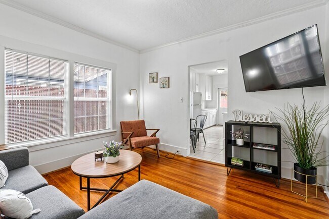 Foto del edificio - 5217 Claremont St