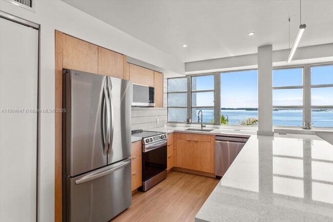 Building Photo - 1430 Brickell Bay Dr