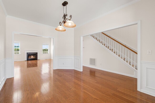 Foto del edificio - Sprawling Five-Bedroom Home with Two-Car G...