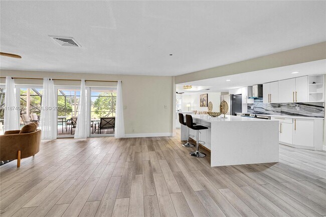 Foto del edificio - 5706 Guava Dr