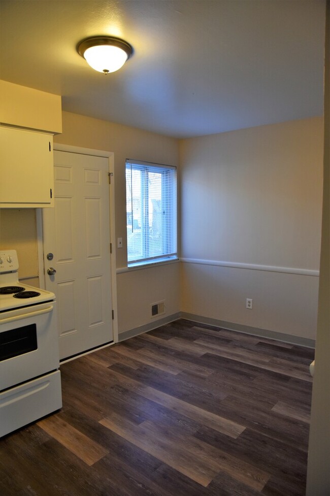 Building Photo - 1182 B Sanborn Place
