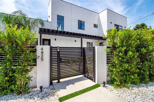 Foto del edificio - 4829 Saloma Ave