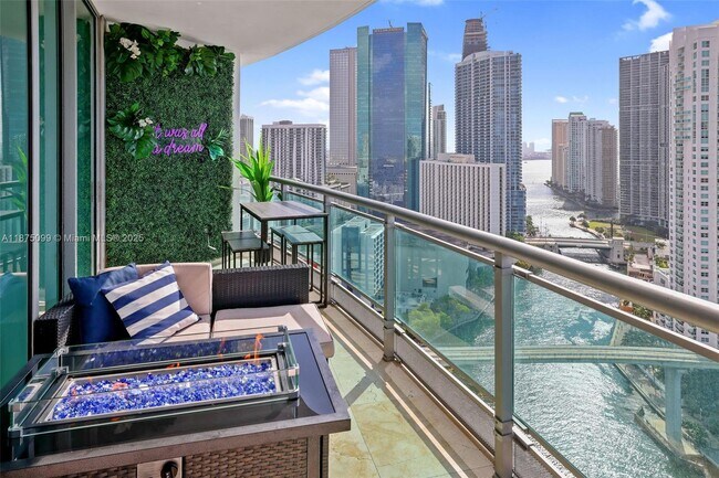 Foto del edificio - 350 S Miami Ave