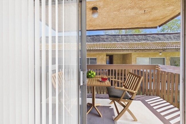 Building Photo - La Cresta Apartments