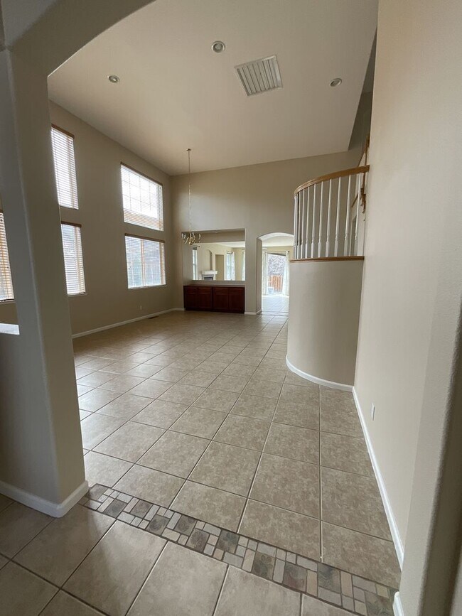 Building Photo - 2847 Falcon Ridge Dr