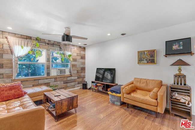 Foto del edificio - 5823 Bowcroft St