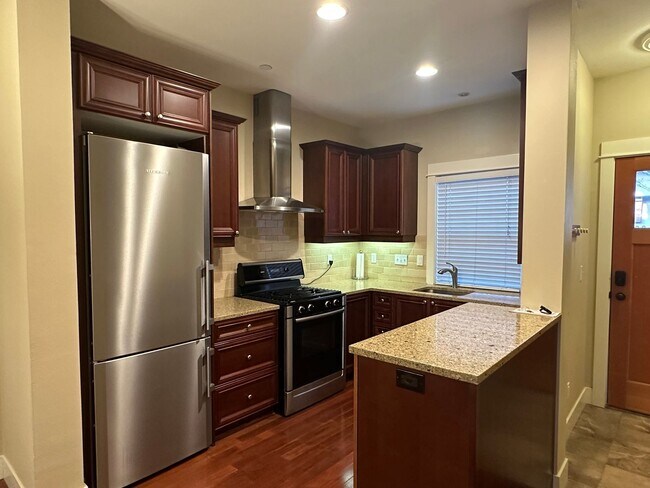 Foto del edificio - Stunning Tri-Level Condo with Open Concept Layout, Loft, and Private Patio!