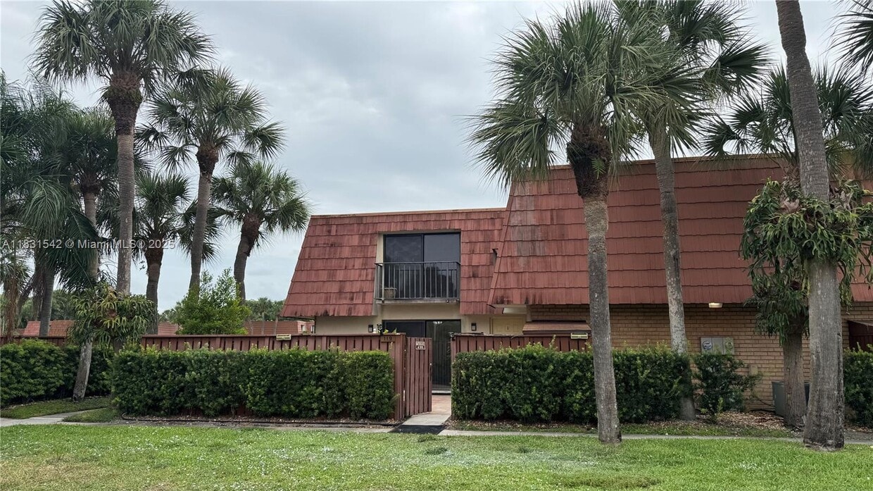 Primary Photo - 119 Live Oak Ln
