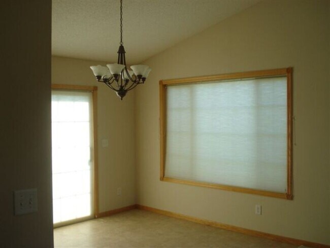 Building Photo - 9130 Oak Ridge Dr