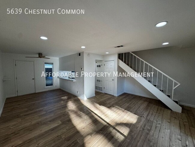 Foto del edificio - 5639 Chestnut Common