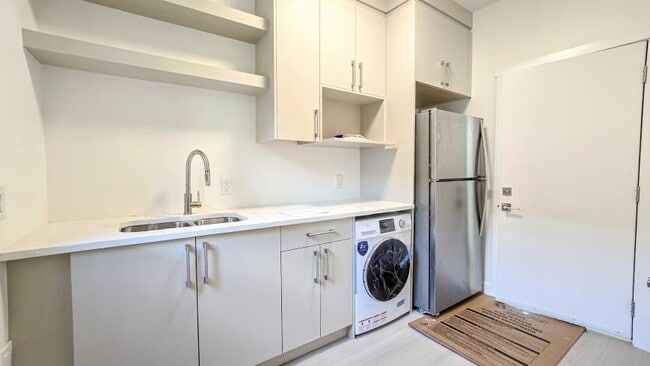Building Photo - 1.0 bedroom in Calgary Alberta T3R 0W4