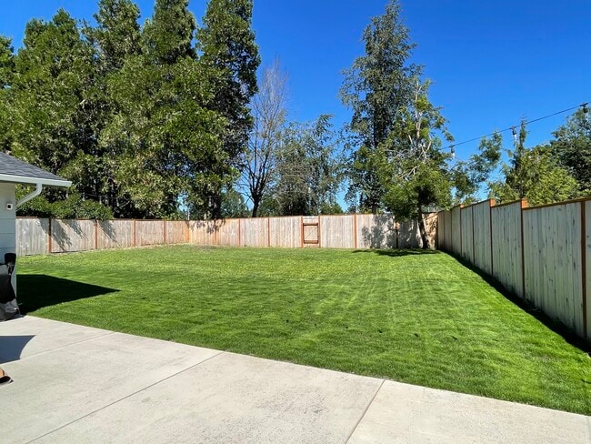 Building Photo - 2327 Don St