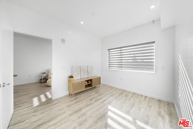 Building Photo - 1229 S Kingsley Dr