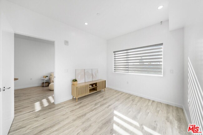 Foto del edificio - 1229 S Kingsley Dr