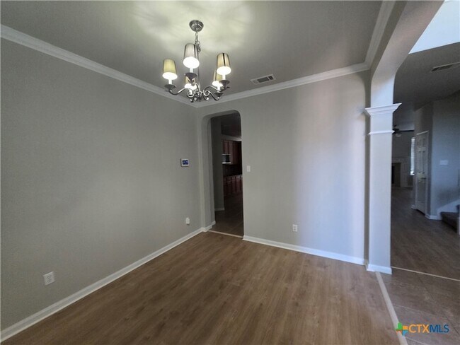 Foto del edificio - 423 Wrought Iron Dr