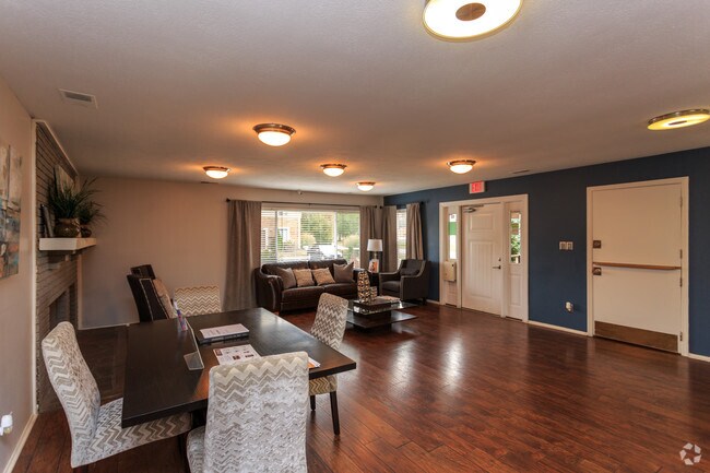 Oficina de arrendamiento - Knoll Ridge Townhomes