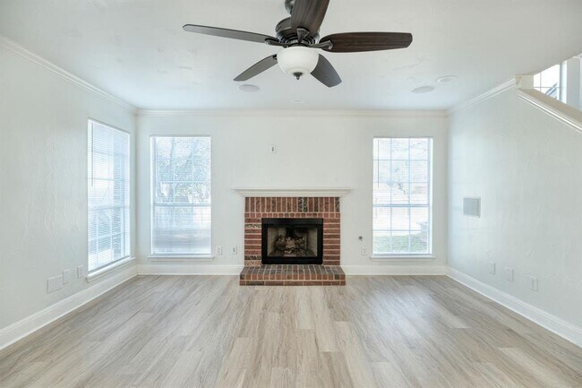 Building Photo - 1802 Woodland Dr