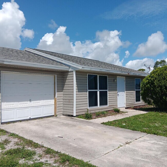 Building Photo - 1886 SE Burgundy Ln