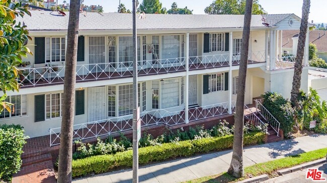 Foto del edificio - 1658 N Sierra Bonita Ave
