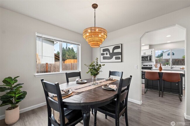 Building Photo - Amazing 4 br 2.5 bedroom 2000 sqft home!