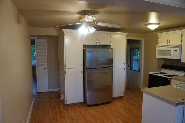 Building Photo - Bountiful 3 Bedroom 2 Bath Home