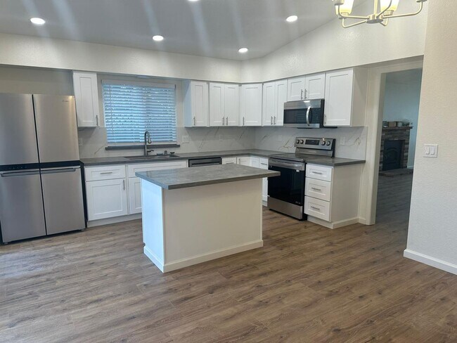 Building Photo - Newly renovated home in Sparks