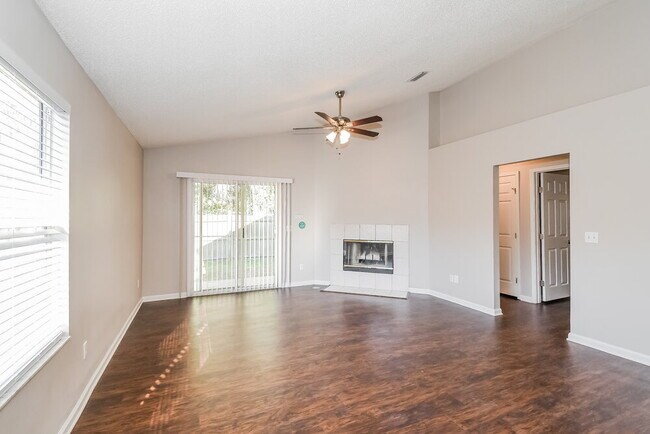 Foto del edificio - 1946 Running River Rd