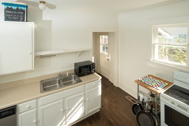 Building Photo - LOCATION! LOCATION! LOCATION! 4 Bedroom Ho...