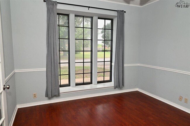Building Photo - 907 Sugarbush Ln