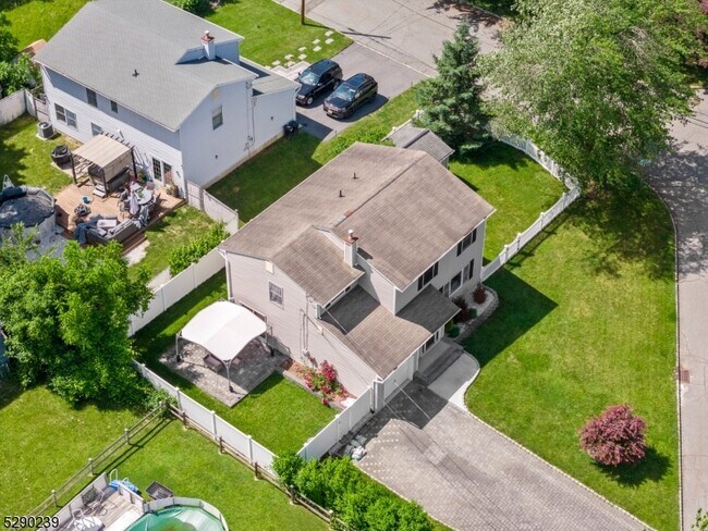 Building Photo - 161 River Dr