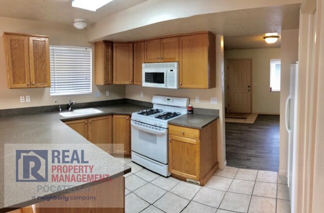 Foto del edificio - 2 bedroom 1.5 bath Townhome - 1 Car Garage
