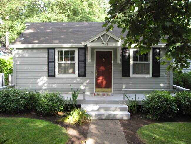 Foto del edificio - Best Possible Location Close to Everything...