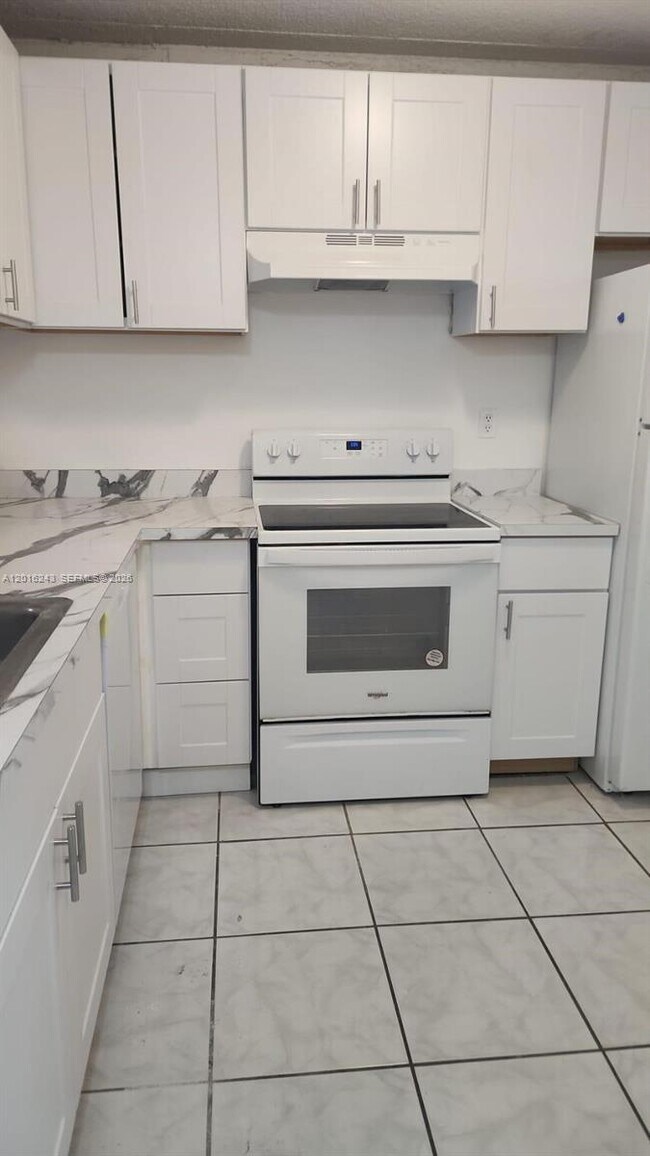 Foto del edificio - 3199 Foxcroft Rd