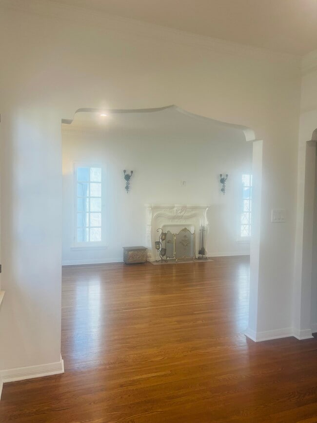 Building Photo - 439 N Curson Ave