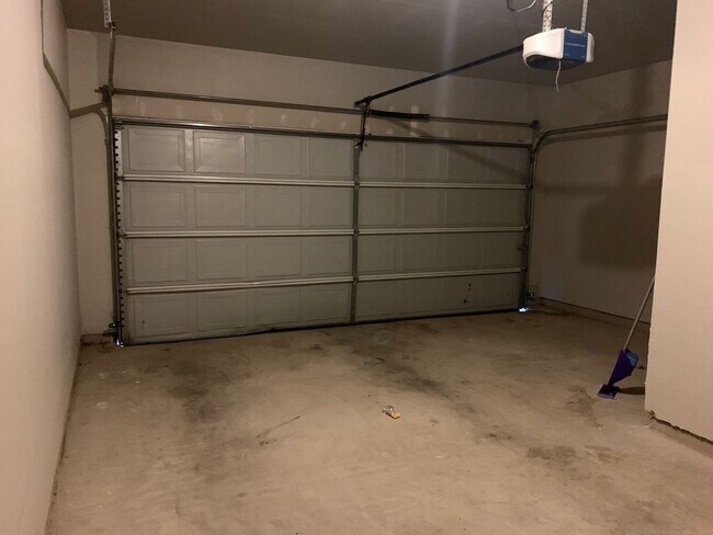 Building Photo - Spacious 3BR Home with Huge Backyard Near ...