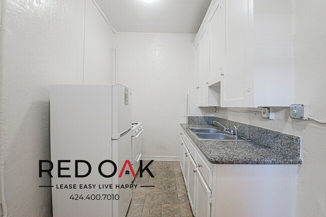 Building Photo - 425–427 S. Grand View St-7408