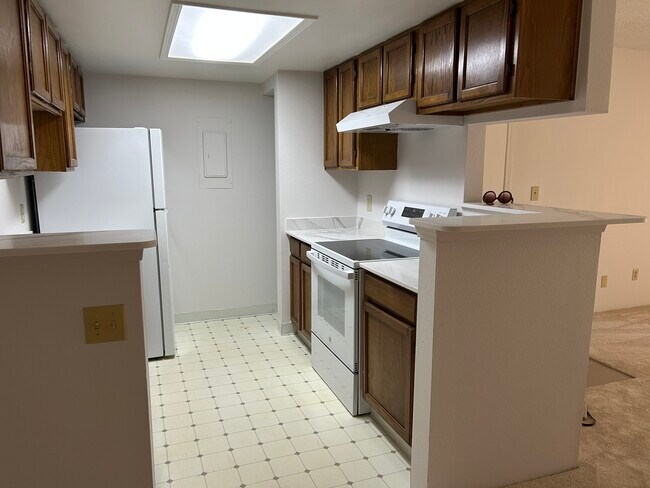 Building Photo - 8335 Fairmount Dr