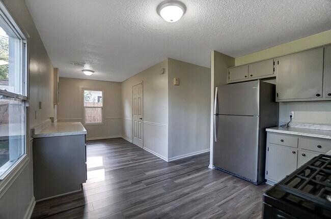 Foto del edificio - 1107 Larch Ln