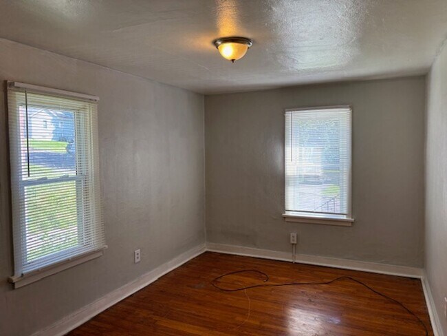 Building Photo - 2 Bedroom