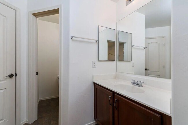 Building Photo - 5715 S 21st Pl