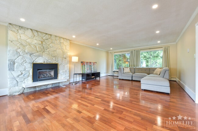 Building Photo - Spacious 4 Bedroom Detached Family Home with Massive Yard in Prime White Rock Location